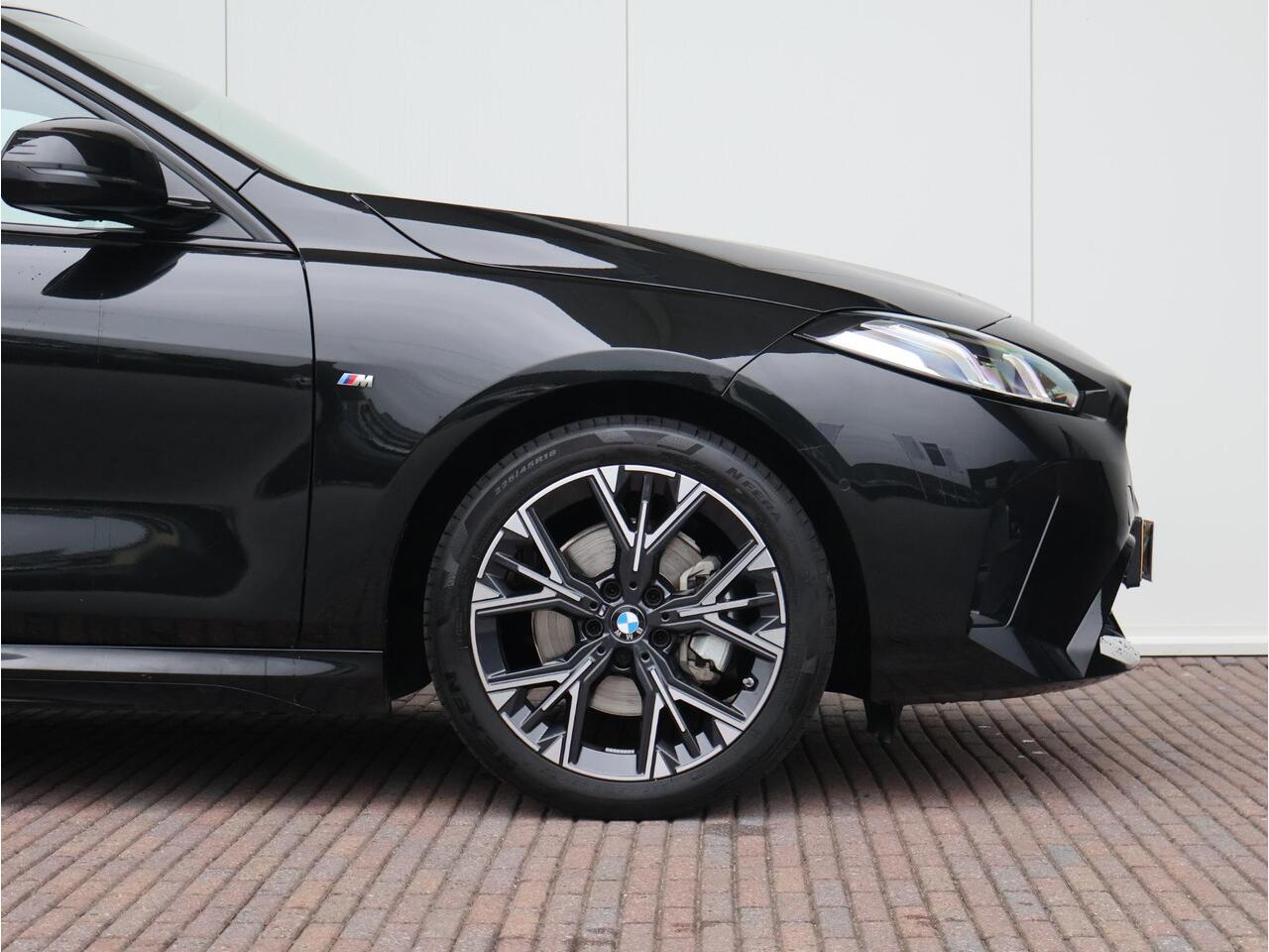 BMW 1-SERIE 120 M Sport /Camera/ Stoelverwarming/ Parkeersensoren voor én achter | 18" LM Y-Spaak | M Adaptief onderstel