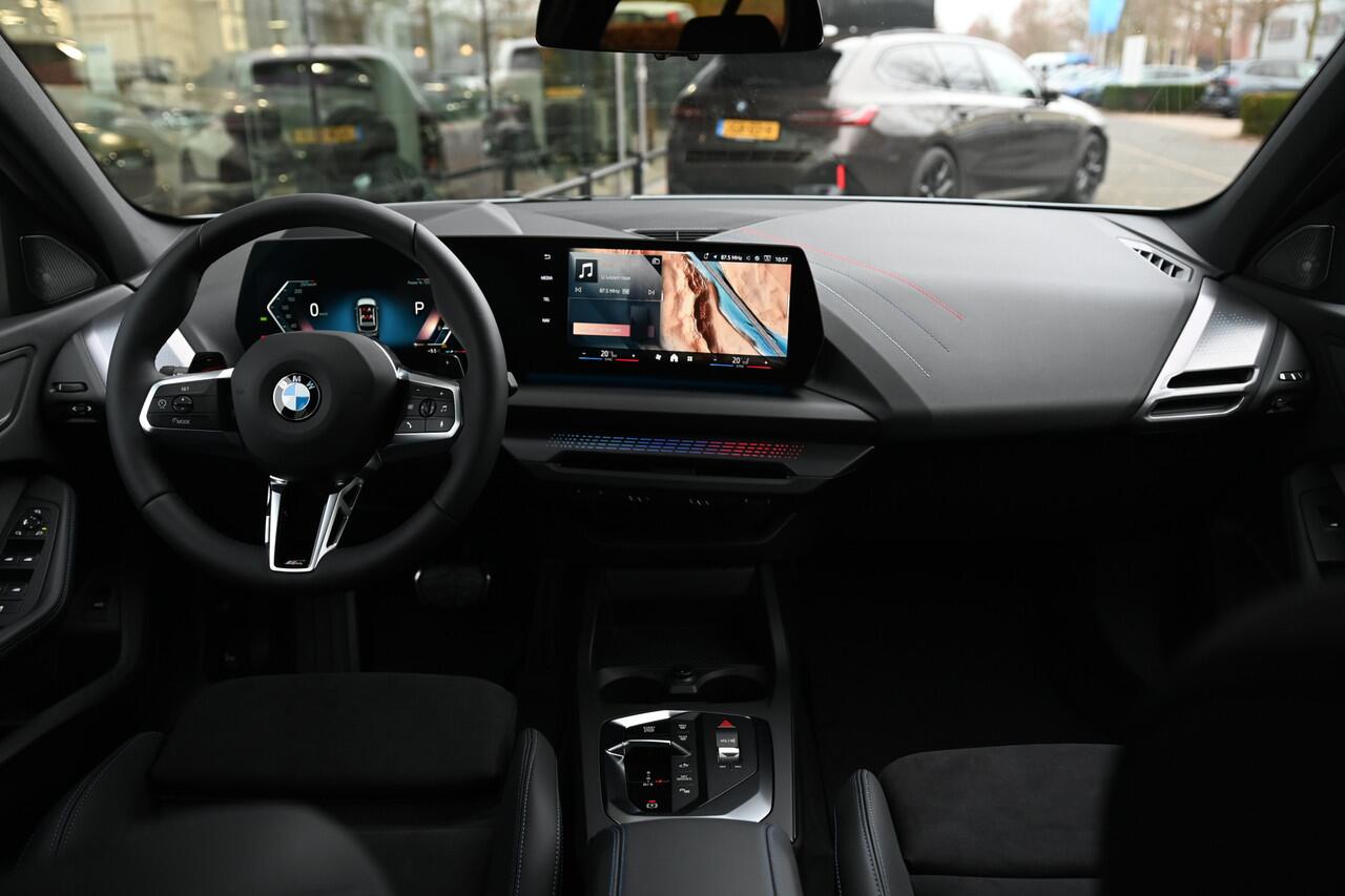 BMW 1-SERIE 120 High Executive M Sport Automaat / Sportstoelen / Adaptieve LED / Head-Up / M Adaptief onderstel / Parking Assistant Plus / Comfort Access