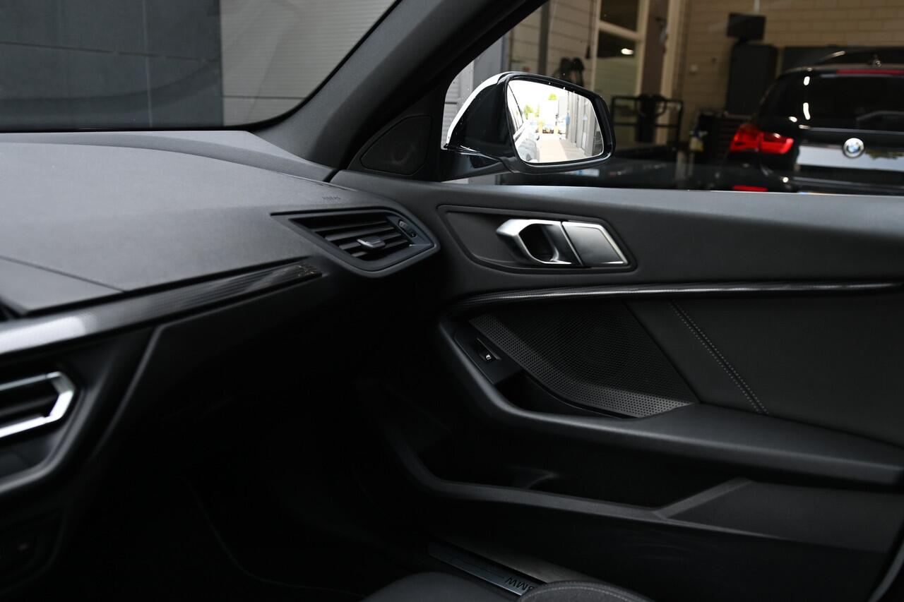 BMW 1-SERIE 118i Executive Sport Line / Panoramadak / Sportstoelen / LED / Hifi / Parking Assistant / Live Cockpit Professional