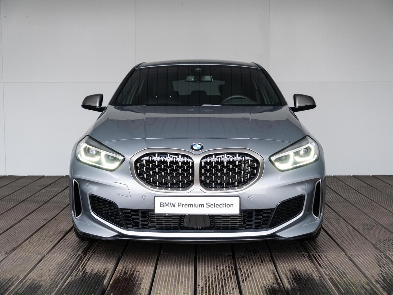 BMW 1-SERIE 5-deurs M135i xDrive | M Sportpakket | Innovation Pack | 18 inch | Stuurwielverwarming | Comfort Access | Elektrisch verstelbare stoelen | Head Up Display | HiFi
