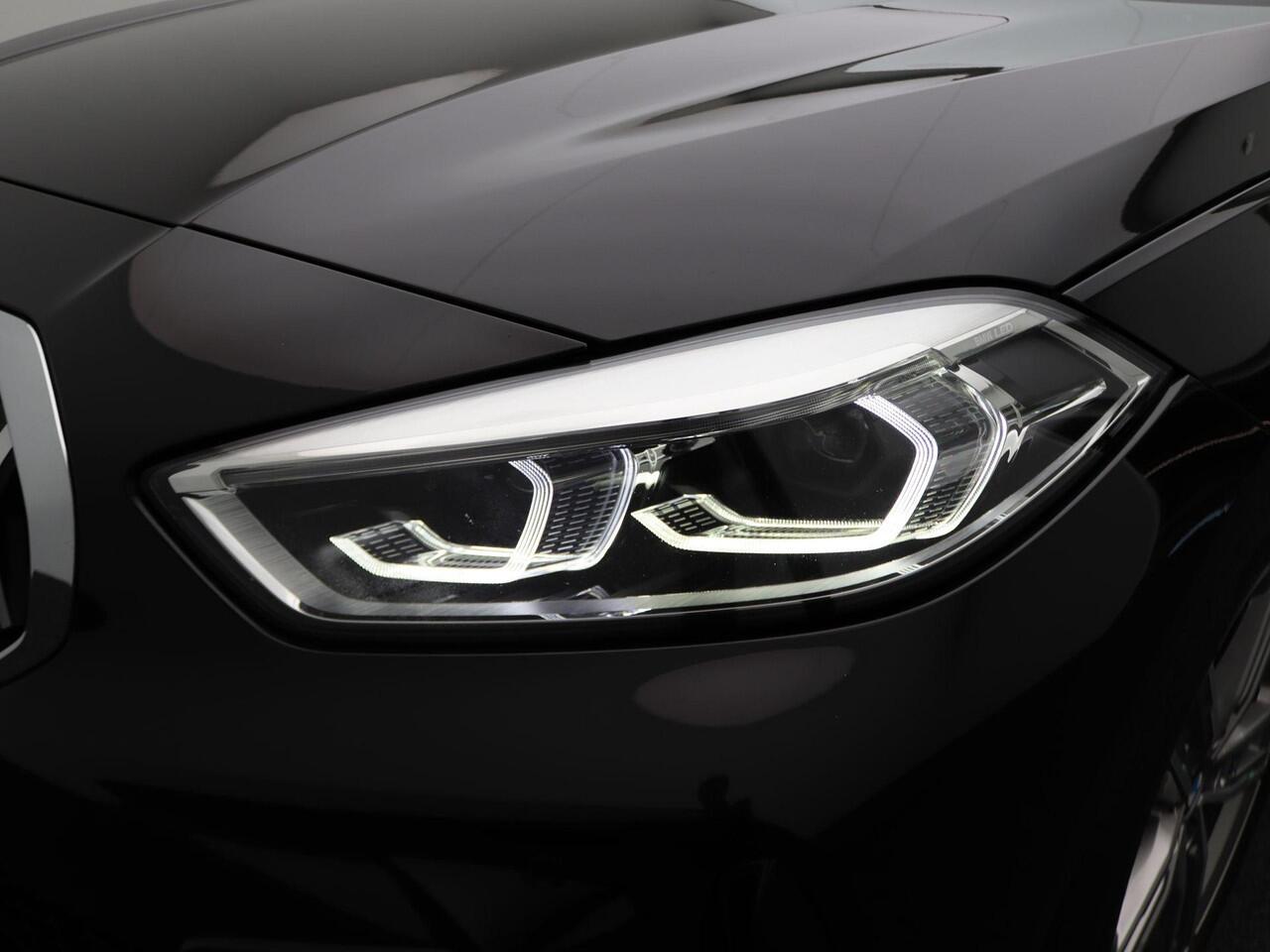 BMW 1-SERIE 118i High Executive Edition | BMW Live Cockpit Professional | Parkeerhulpsysteem | Sportstoel | 17"