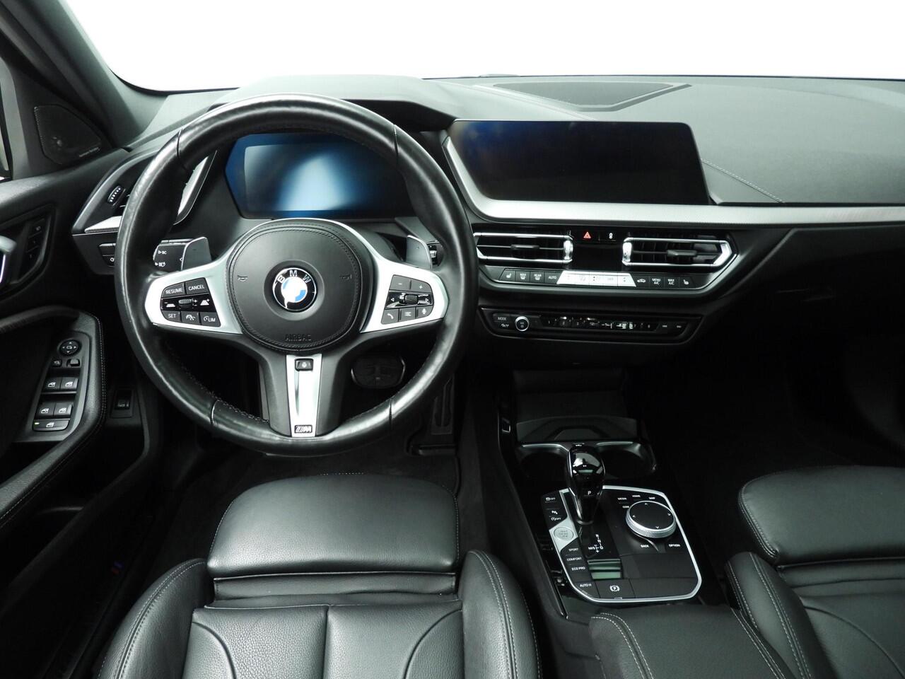 BMW 1-SERIE 5-deurs M135i xDrive | M-Sportpakket | LED | Leder | HUD | Schuifdak | Elektr. zetels | DAB | Harman-kardon sound | Alu 18 inch