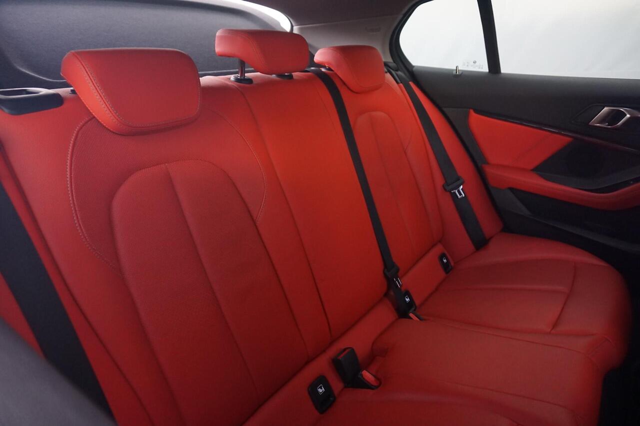 BMW 1-SERIE 118i High Executive Sport Line 18'' / HiFi / Verwarmde voorstoelen / Sportstoelen