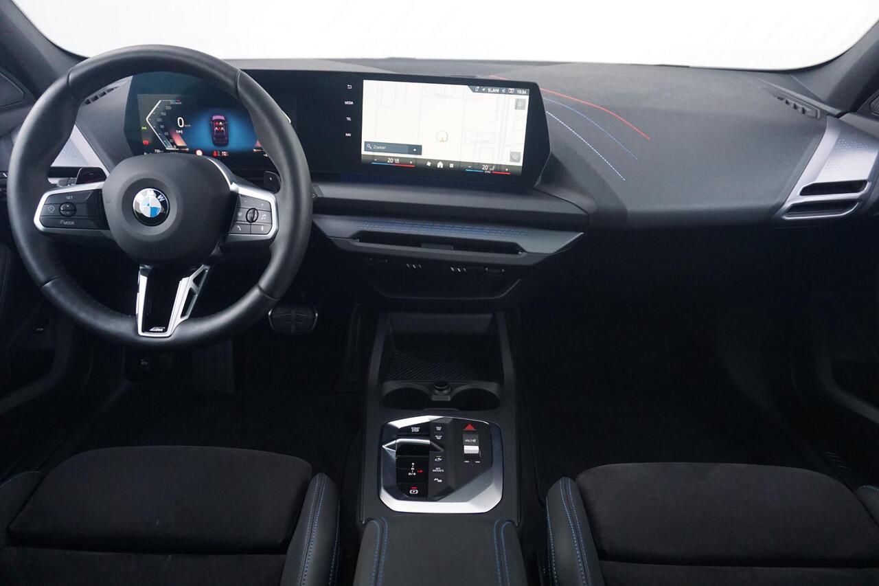 BMW 1-SERIE 5-deurs 120 M Sportpakket Pro 19'' / Panoramadak / Harman Kardon / Driving Assistant Plus / Trekhaak