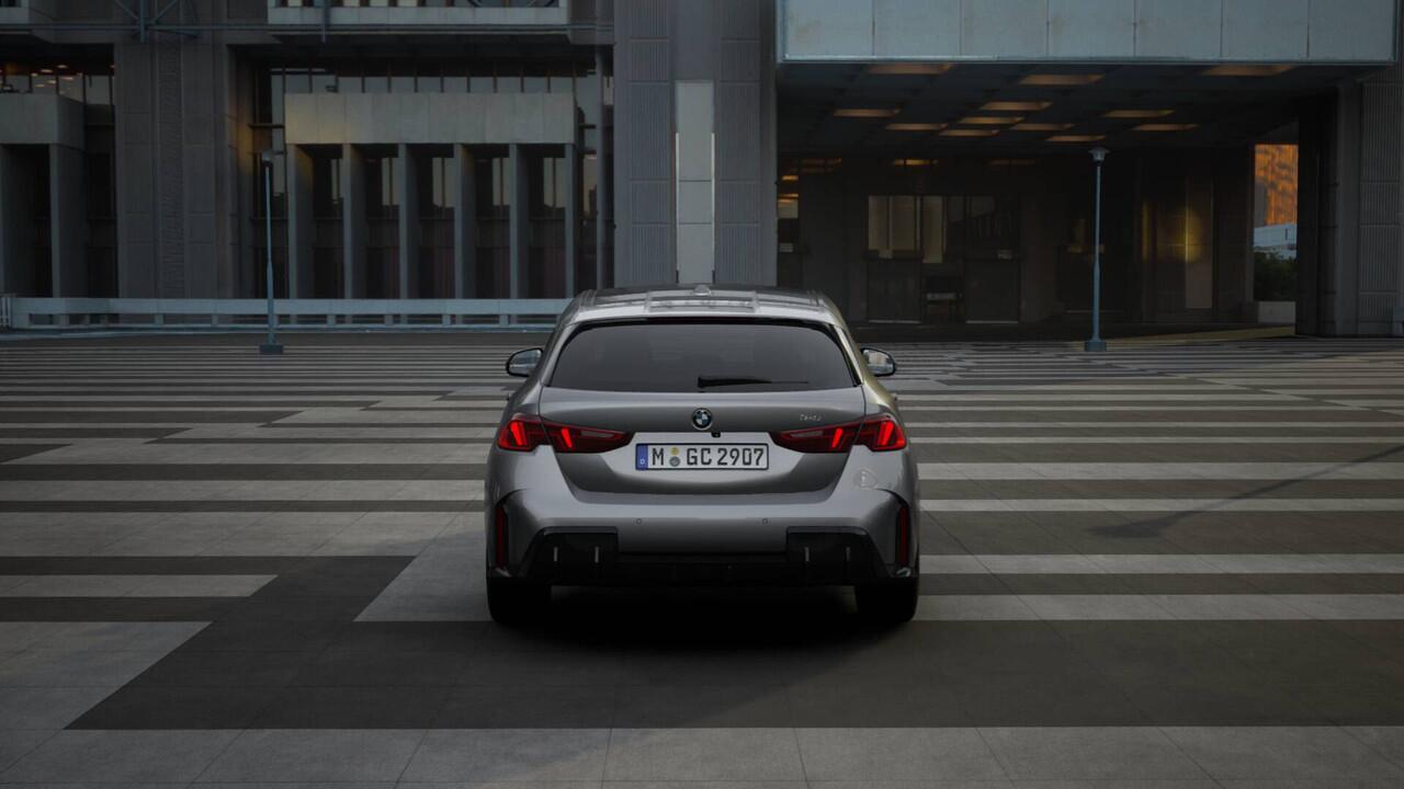 BMW 1-SERIE 120 M Sport Automaat / Sportstoelen / M Adaptief onderstel / Parking Assistant / Driving Assistant / Extra getint glas achter