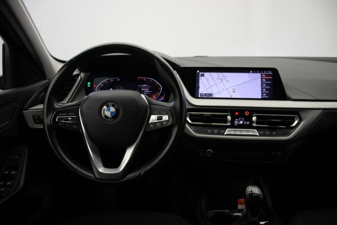 BMW 1-SERIE 118i Business Edition - Carplay, Digitaal Cockpit, Trekhaak