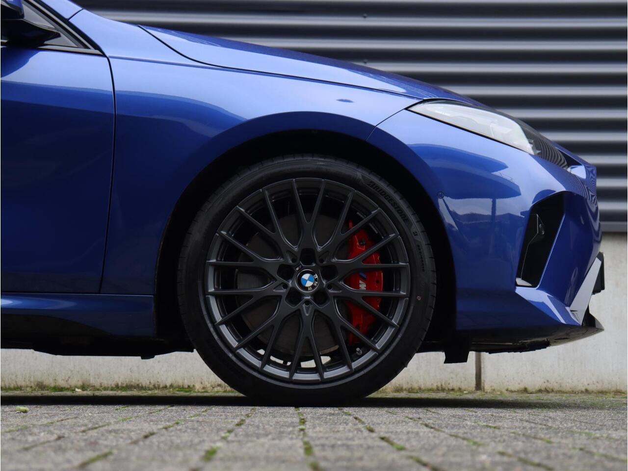 BMW 1-SERIE 5-deurs 120 | M Sportpakket Pro | Premium Pack | Panodak | Harman Kardon | Driving Assistant Plus | Elektr. Achterklep | Comfort Access | 19'' LMV