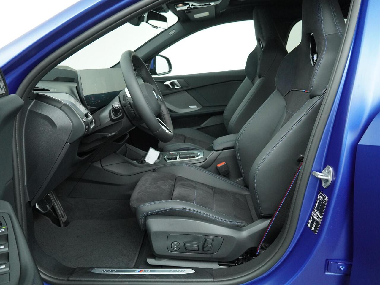 BMW 1-SERIE 120 | Individual Lak | M Sportpakket Pro | Harman Kardon | Panoramadak | Innovation Pack