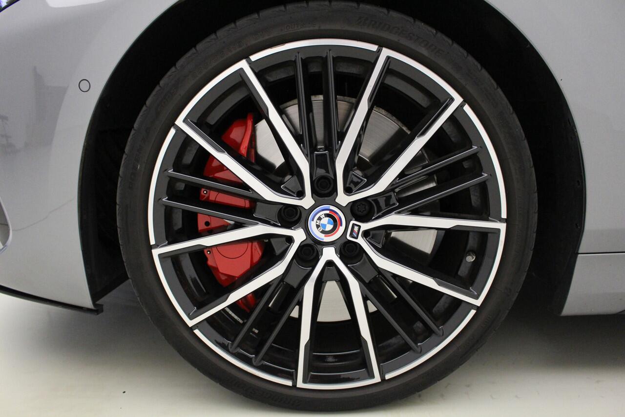 BMW 1-SERIE M135i xDrive | 19" | Panorama | Harman Kardon | Camera | Leder | Head-Up | El. Stoelen met Memory | PPF