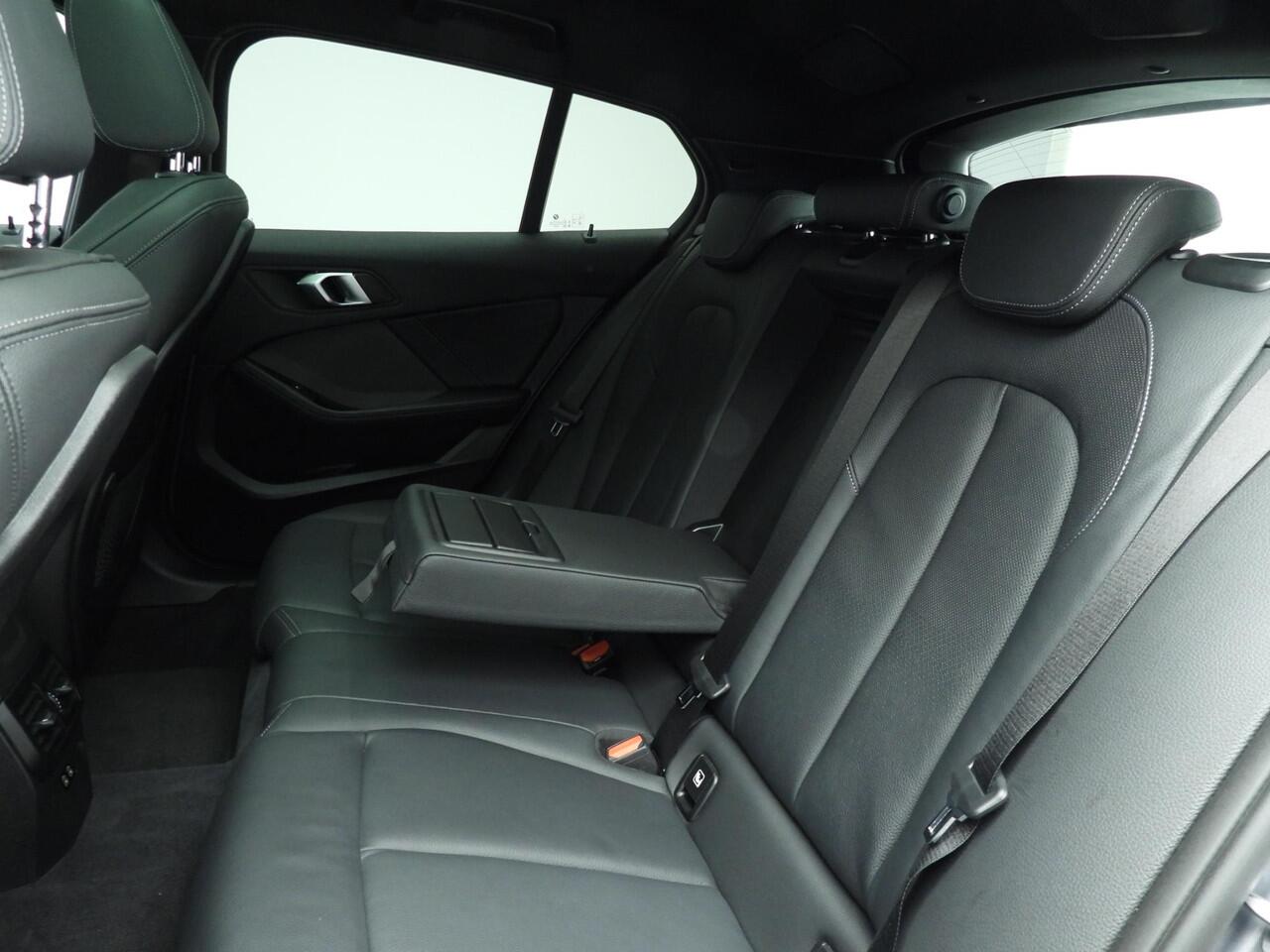 BMW 1-SERIE 5-deurs M135i xDrive | M-Sportpakket | LED | Leder | HUD | Schuifdak | Elektr. zetels | DAB | Harman-kardon sound | Alu 18 inch