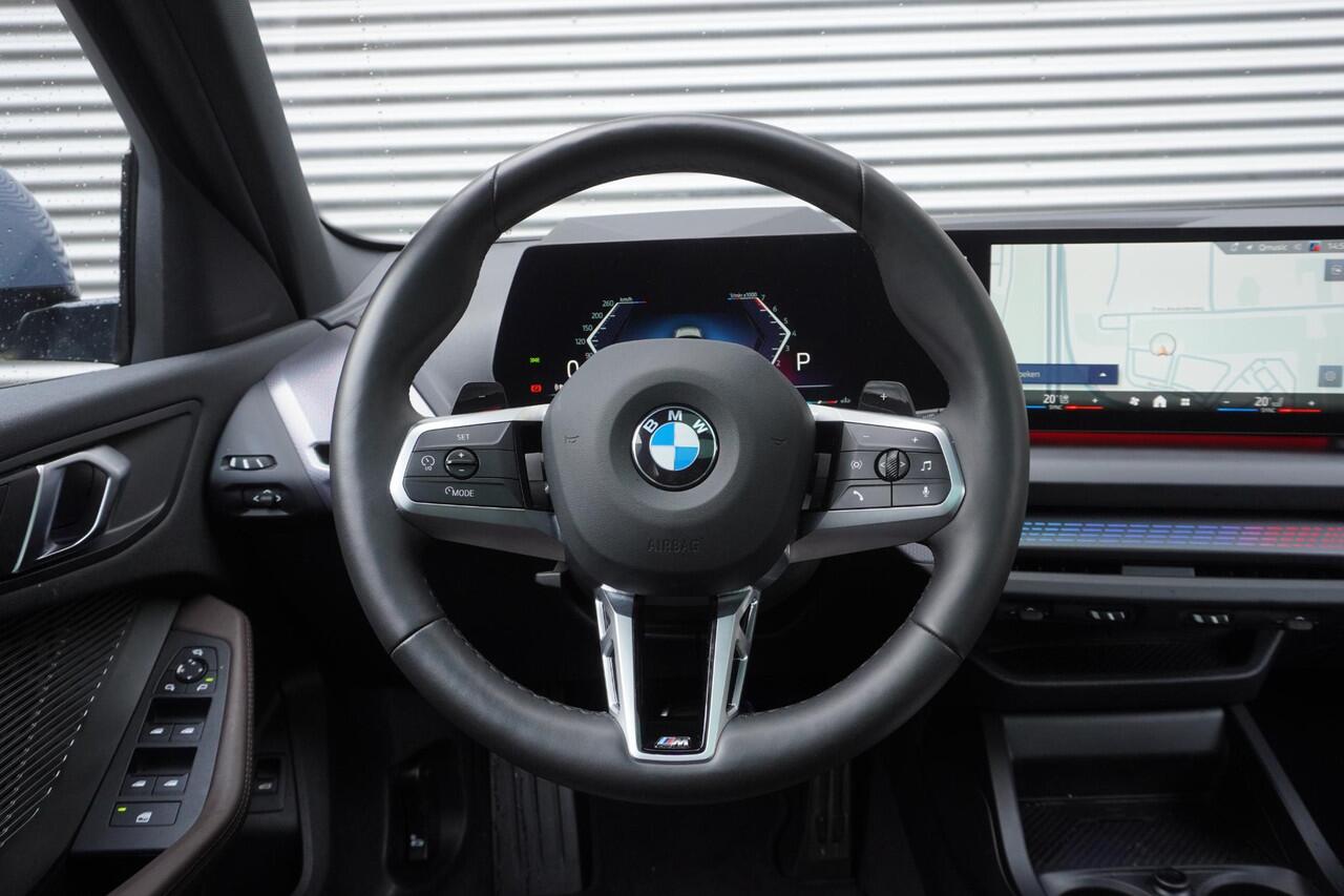 BMW 1-SERIE 120 M Sportpakket Pro | Innovation Pack | 18 inch LM M Y-spaak | Glazen panoramadak | BMW Head-Up Display | Parking Assistant Plus