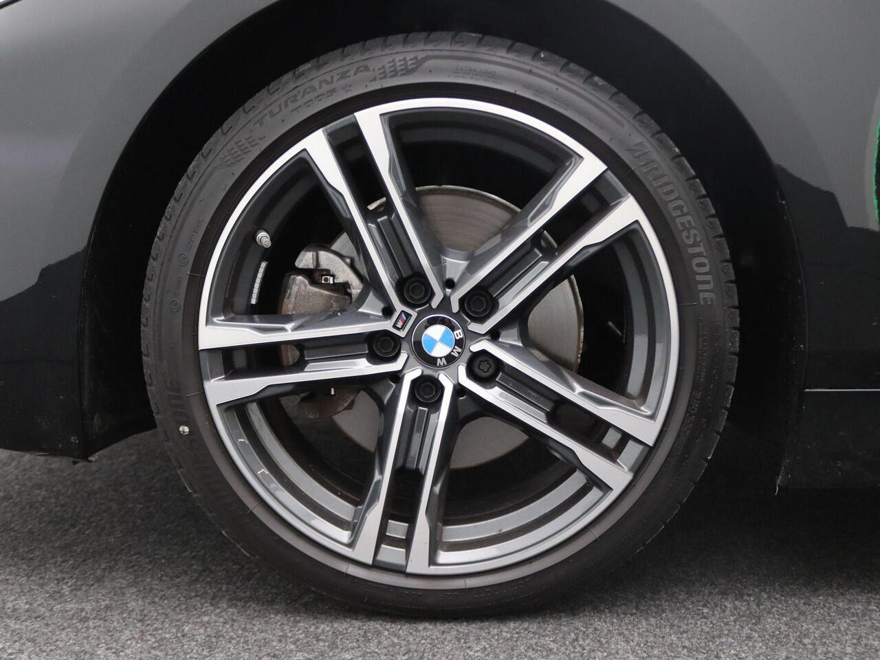 BMW 1-SERIE 5-deurs 118i Executive | M Sportpakket | Stuurwielrand verwarmd | Live Cockpit Professional | HIFI | 18"