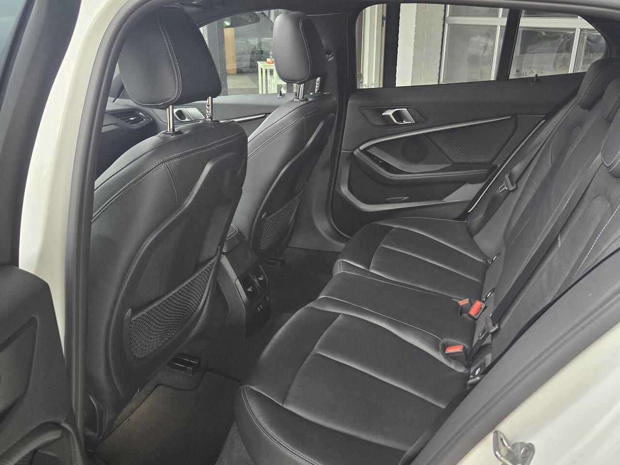 BMW 1-SERIE 118i High M SPORT | PANORAMA | CAMERA | LEDER | SPORTSTOELEN | 18 INCH LM VELGEN | TREKHAAK |