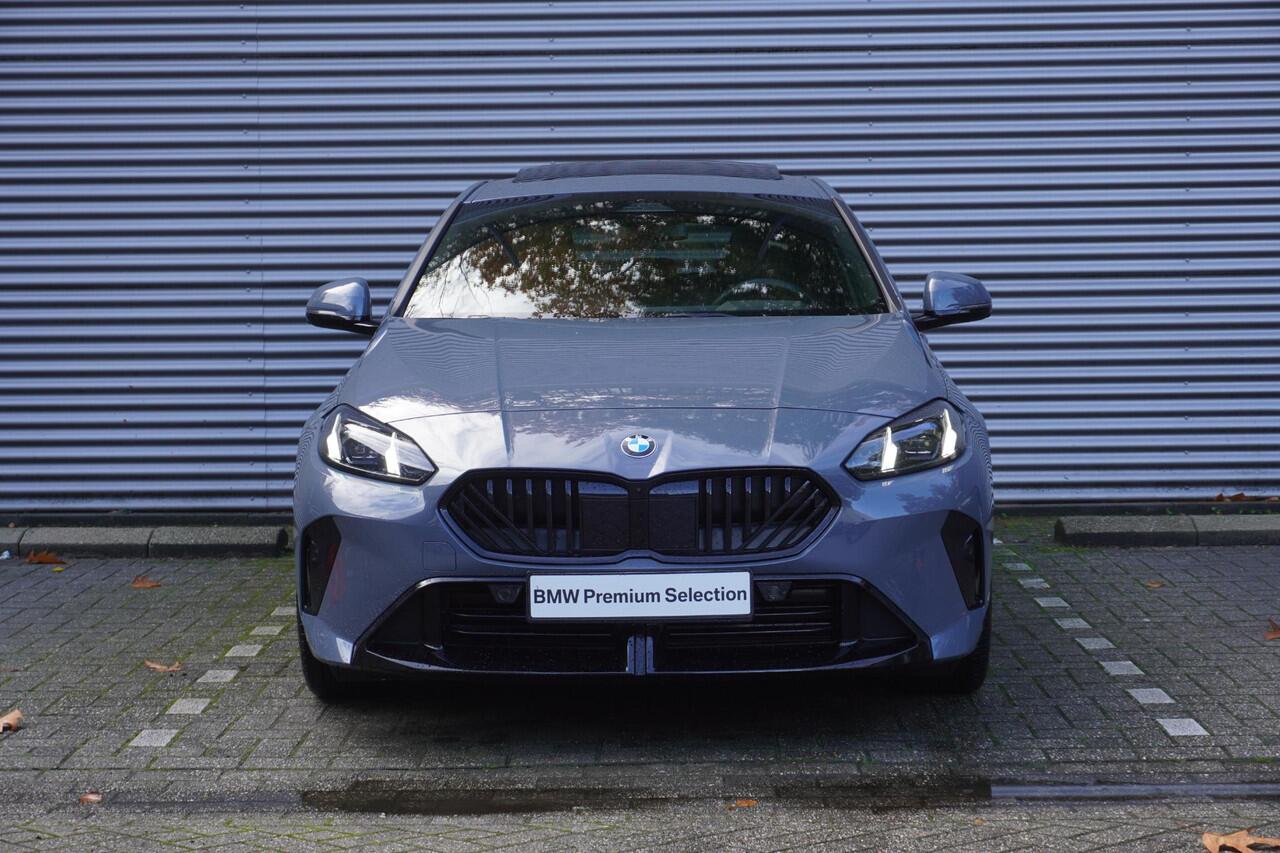 BMW 1-SERIE 120 M Sportpakket Pro | Innovation Pack | 18 inch LM M Y-spaak | Glazen panoramadak | BMW Head-Up Display | Parking Assistant Plus