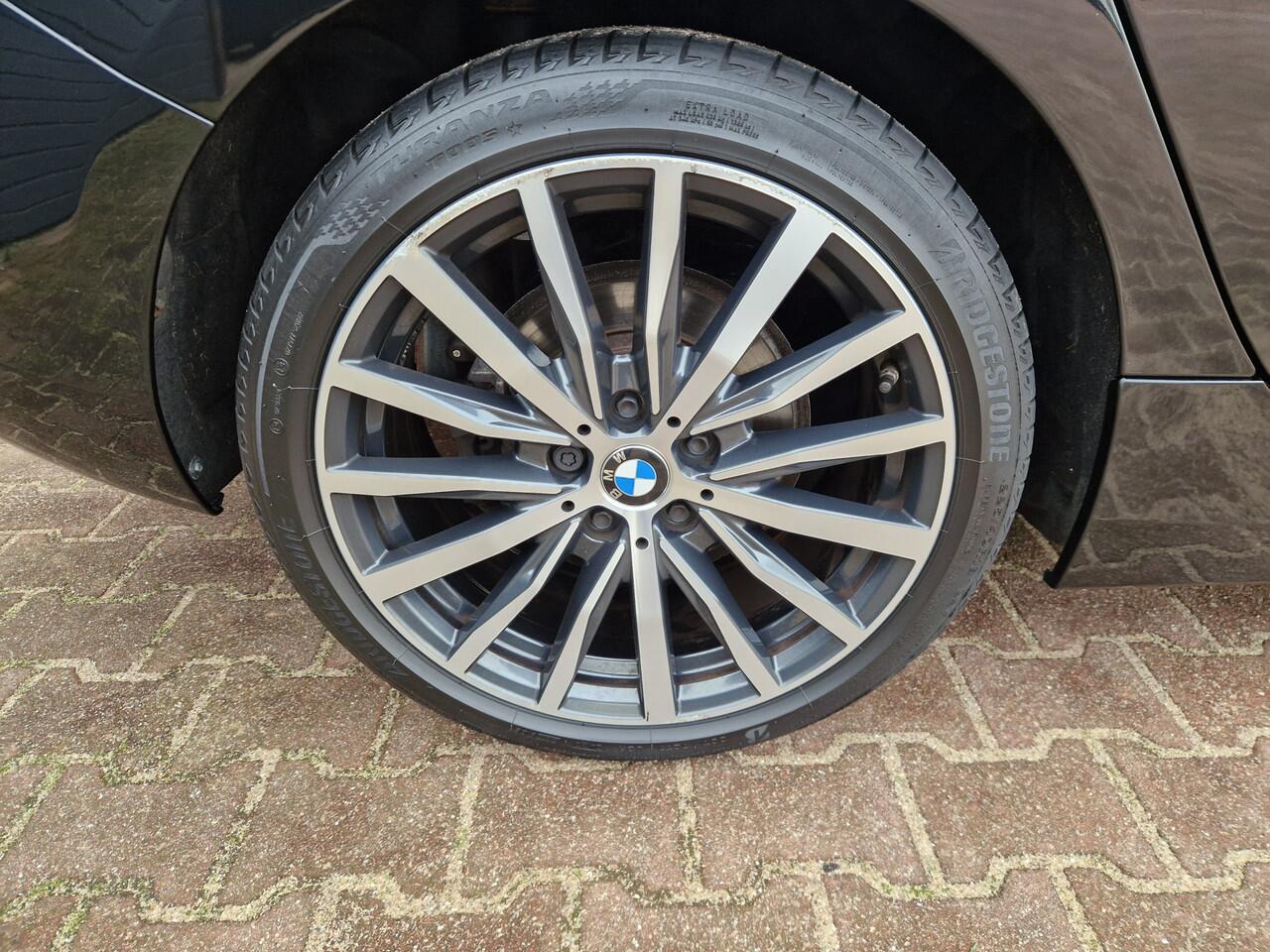 BMW 1-SERIE 118i High Executive Edition 12 MND BOVAG GAR | ECC | PANO | CARPLAY | STOELVERW. | CRUISE | CAMERA | LEER |