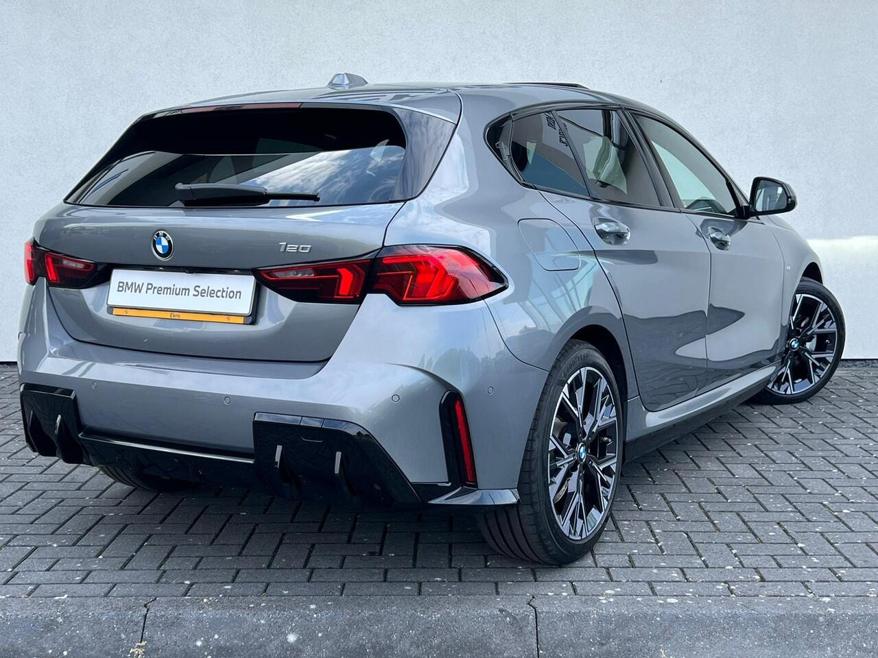 BMW 1-SERIE 120i 5drs. M-Sportpakket | Trekhaak | Harman/Kardon | Driving Assistant Plus | Panoramadak