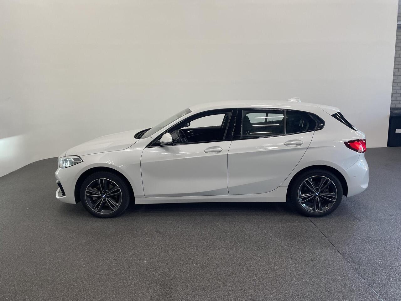 BMW 1-SERIE 118i Sportline Business Edition Aut. Navigatie Apple Carplay/Android Auto Camera Parkeersensoren Cruise Control Virtual Cockpit Sfeerverlichting Ledverlichting Climate Control Lichtmetalen velgen