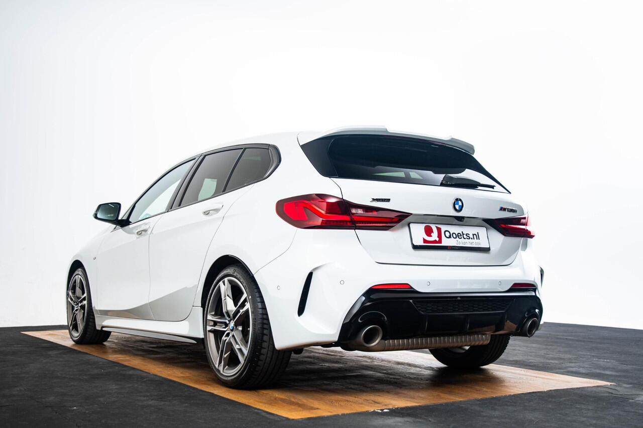 BMW 1-SERIE M135i xDrive High Executive Edition Panoramadak - Head up - Harman Kardon - Active Cruise Control - Driving/Parking Assistant - Elektrisch verstelbare/verwarmde stoelen - Getinte Ruiten -