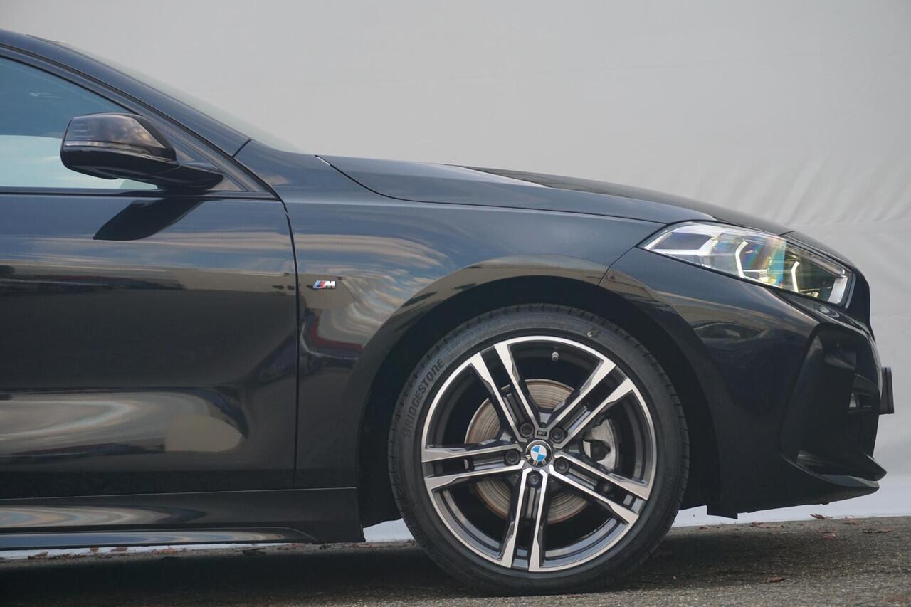 BMW 1-SERIE 118i High Executive M Sportpakket | Glazen panoramadak | Stoelverwarming | Leder Dakota Schwarz | Hi-Fi | M Sportstoelen