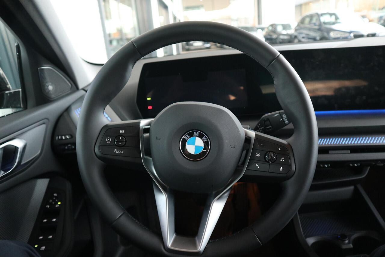 BMW 1-SERIE 5-deurs 120 M Sport Design Edition | Premium Pack | Harman Kardon | Camera | Stoelverwarming | Parkeersensoren | Comfort Access | Parkeersensoren voor en achter