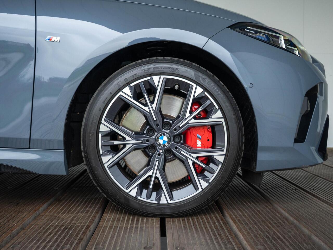 BMW 1-SERIE 120 | M Sportpakket Pro | Innovation Pack | Verwarmd Stuurwiel | Comfort Access | Panoramadak | Head-Up Display | 18''