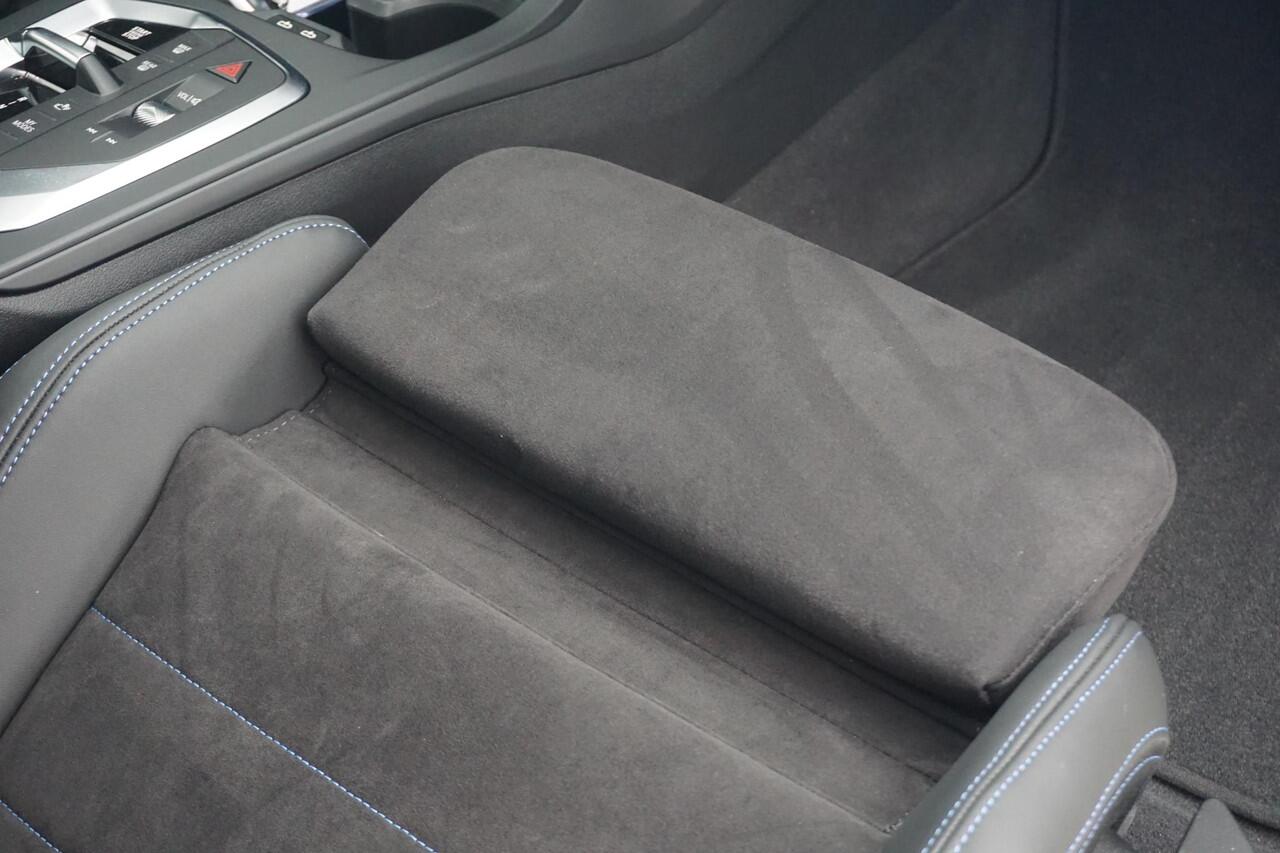 BMW 1-SERIE 5-deurs 120 M Sportpakket Pro 19'' / Panoramadak / Harman Kardon / Driving Assistant Plus / Trekhaak