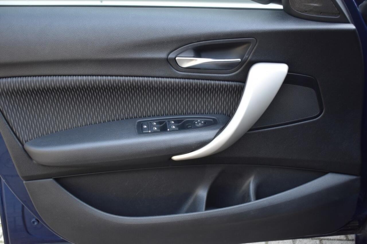 BMW 1-SERIE 116I 5DRS. / 18inch M SPORT / APPLE CARPLAY + NAVI / P.CAM + PDC V+A