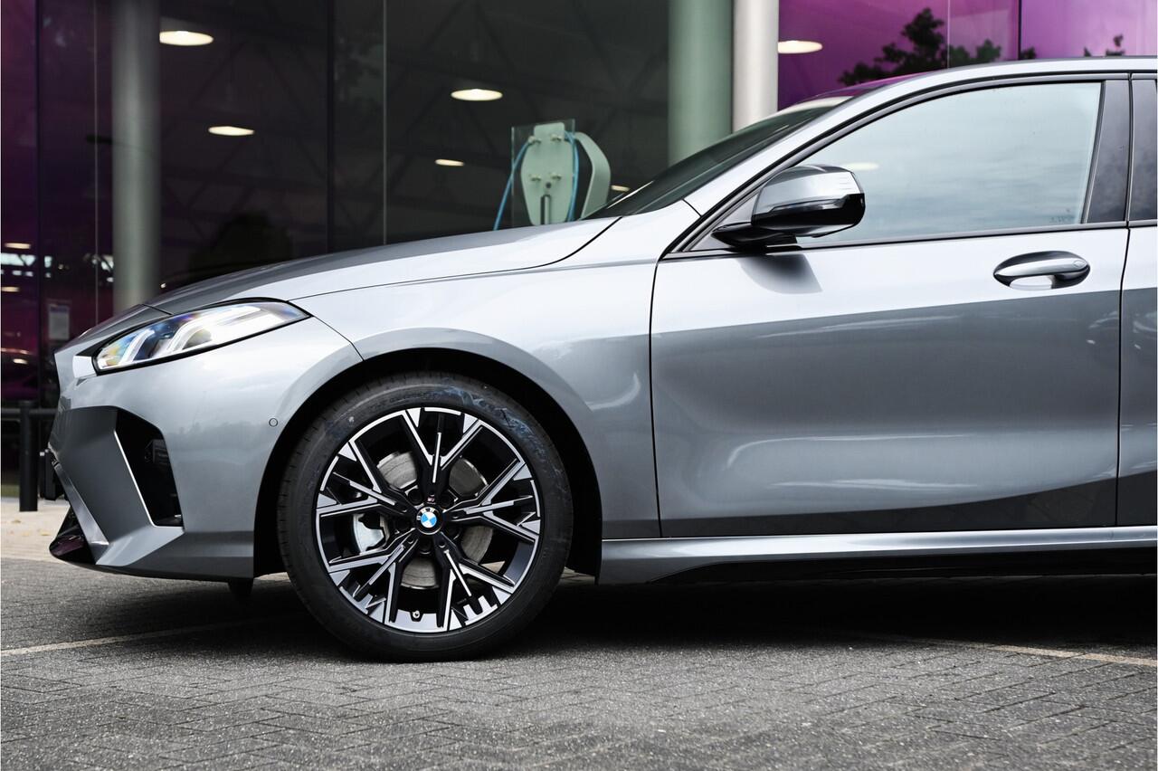 BMW 1-SERIE 120 M Sport Automaat / Sportstoelen / Achteruitrijcamera / M Adaptief onderstel / Parking Assistant / Stoelverwarming