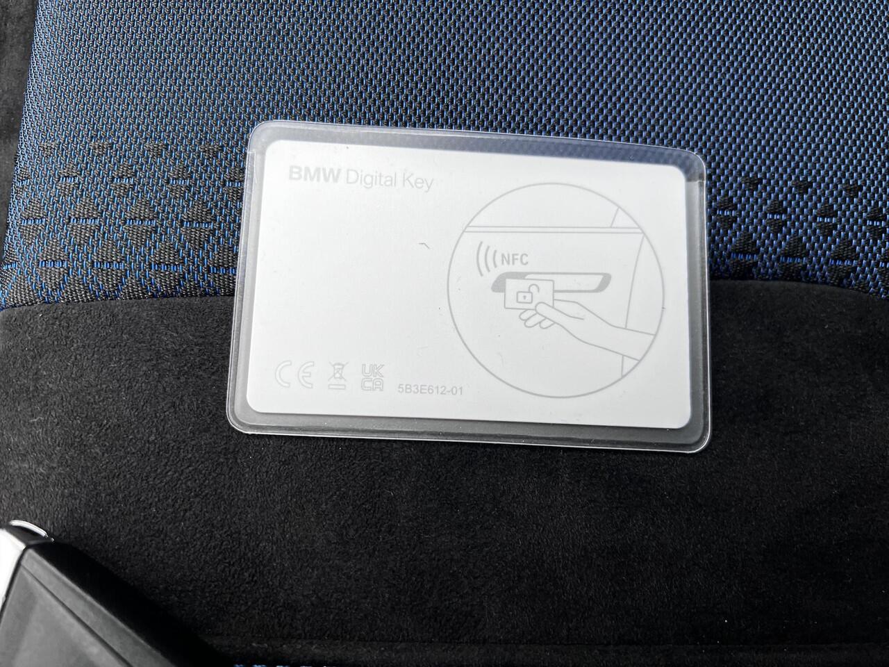 BMW 1-SERIE 118i / Dealer onderhouden / M-Sport / Panorama schuifdak / Head Up Display / Adaptieve Cruise Control / Harman Kardon Audio / Alcantara Sportstoelen / 19" / Camera /