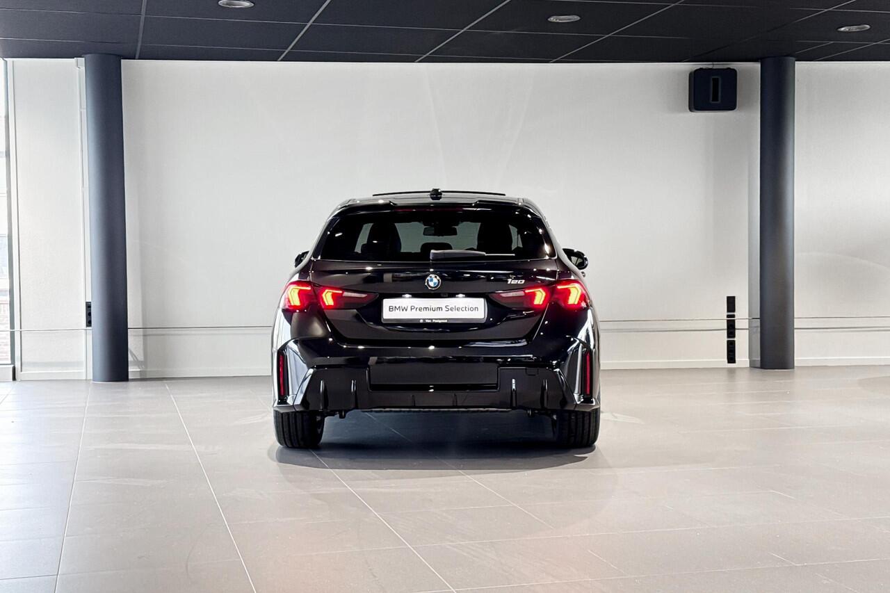 BMW 1-SERIE 120 M Sport Design Edition | Glazen Panoramadak | Harman Kardon | Stoelverwarming | Achteruitrijcamera |