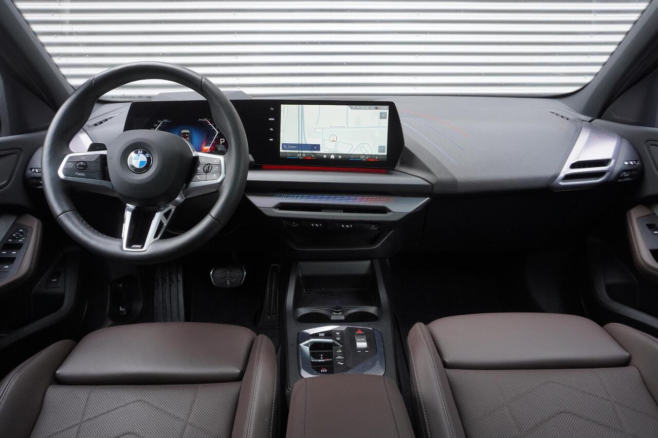 BMW 1-SERIE 120 M Sportpakket Pro | Innovation Pack | 18 inch LM M Y-spaak | Glazen panoramadak | BMW Head-Up Display | Parking Assistant Plus