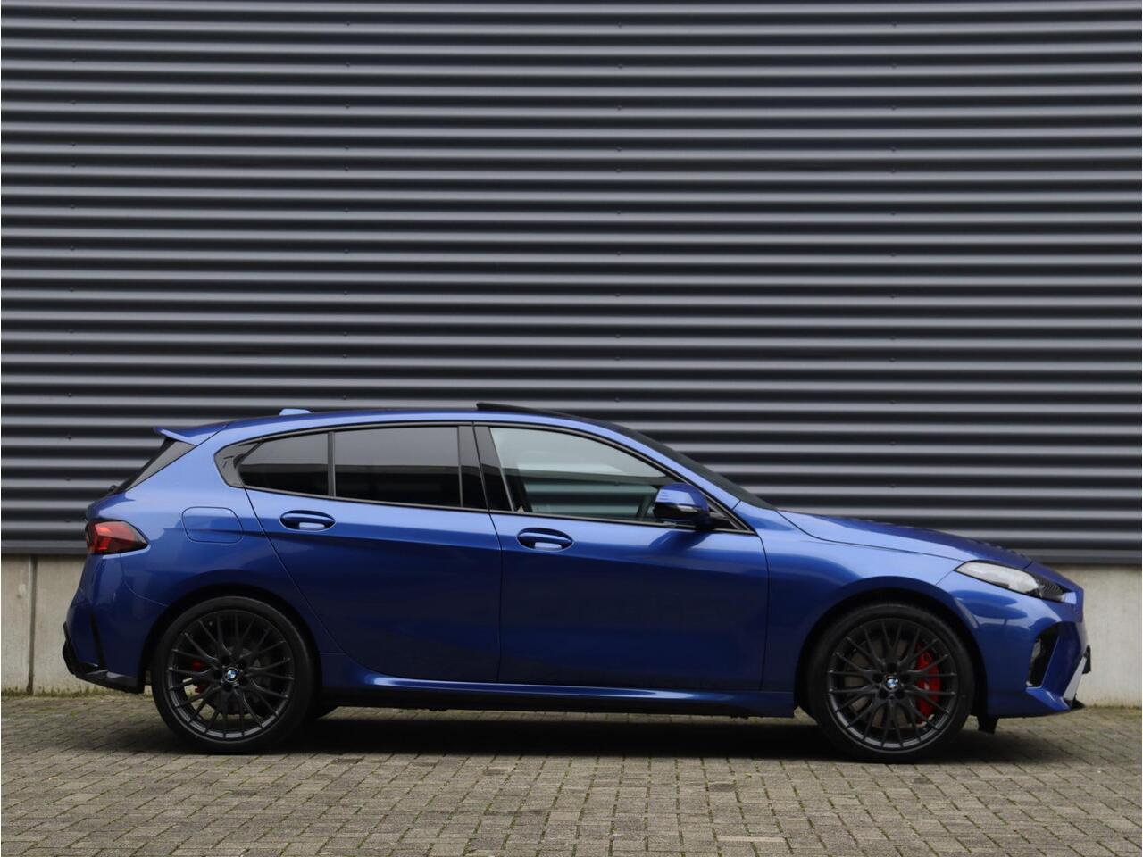 BMW 1-SERIE 5-deurs 120 | M Sportpakket Pro | Premium Pack | Panodak | Harman Kardon | Driving Assistant Plus | Elektr. Achterklep | Comfort Access | 19'' LMV