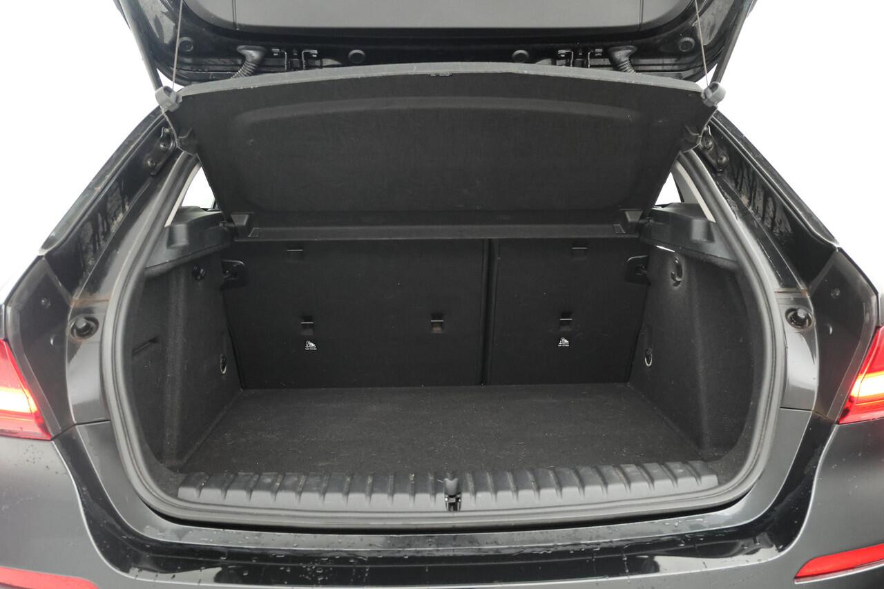 BMW 1-SERIE 116d High Executive 5 Deurs hb, Navigatie, Climate