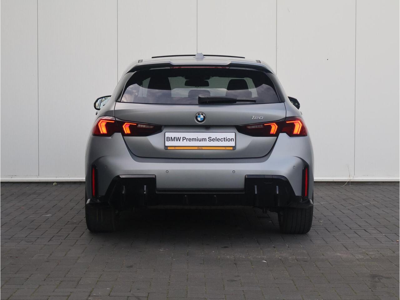 BMW 1-SERIE 120 M Sport Design Edition Individual Frozen Pure Grey metallic/ M Sportpakket Pro/ Stuurwiel verwarmd/ Comfort Access/ Panoramadak/ Head-Up/ Harman-Kardon/