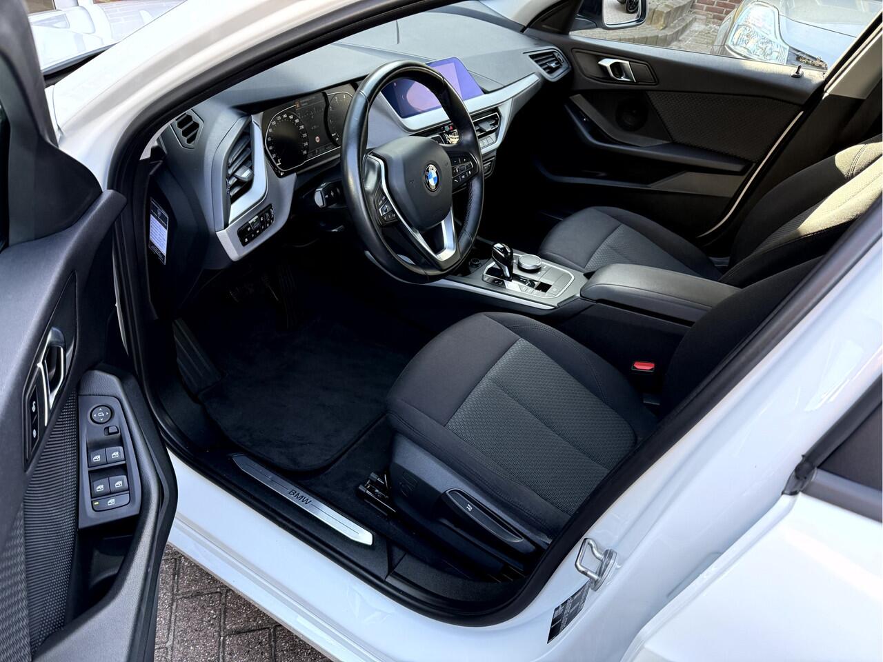 BMW 1-SERIE 118i 140pk Automaat 19''Lmv, Navi,