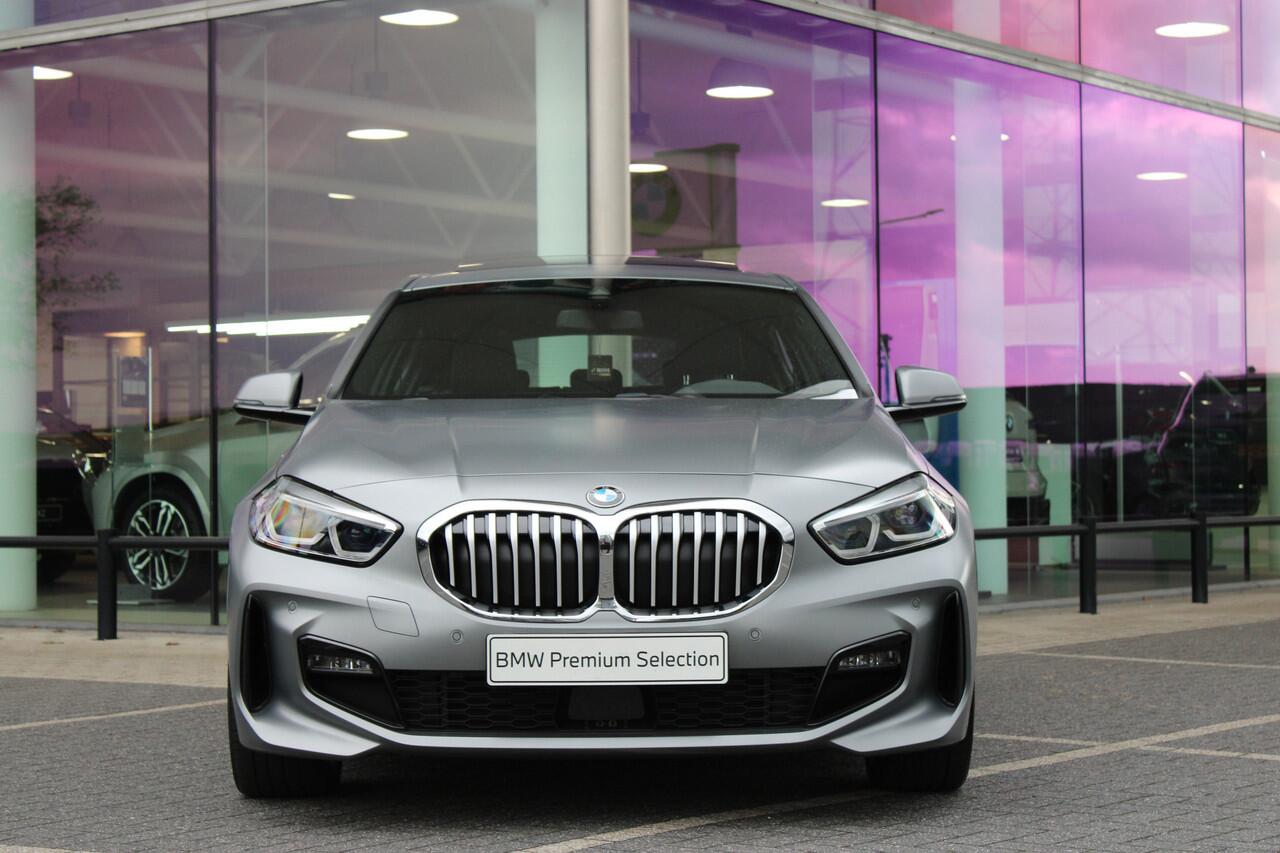 BMW 1-SERIE 118i M Sport Automaat / Panoramadak / Sportstoelen / Achteruitrijcamera / LED / Live Cockpit Professional / M Sportonderstel
