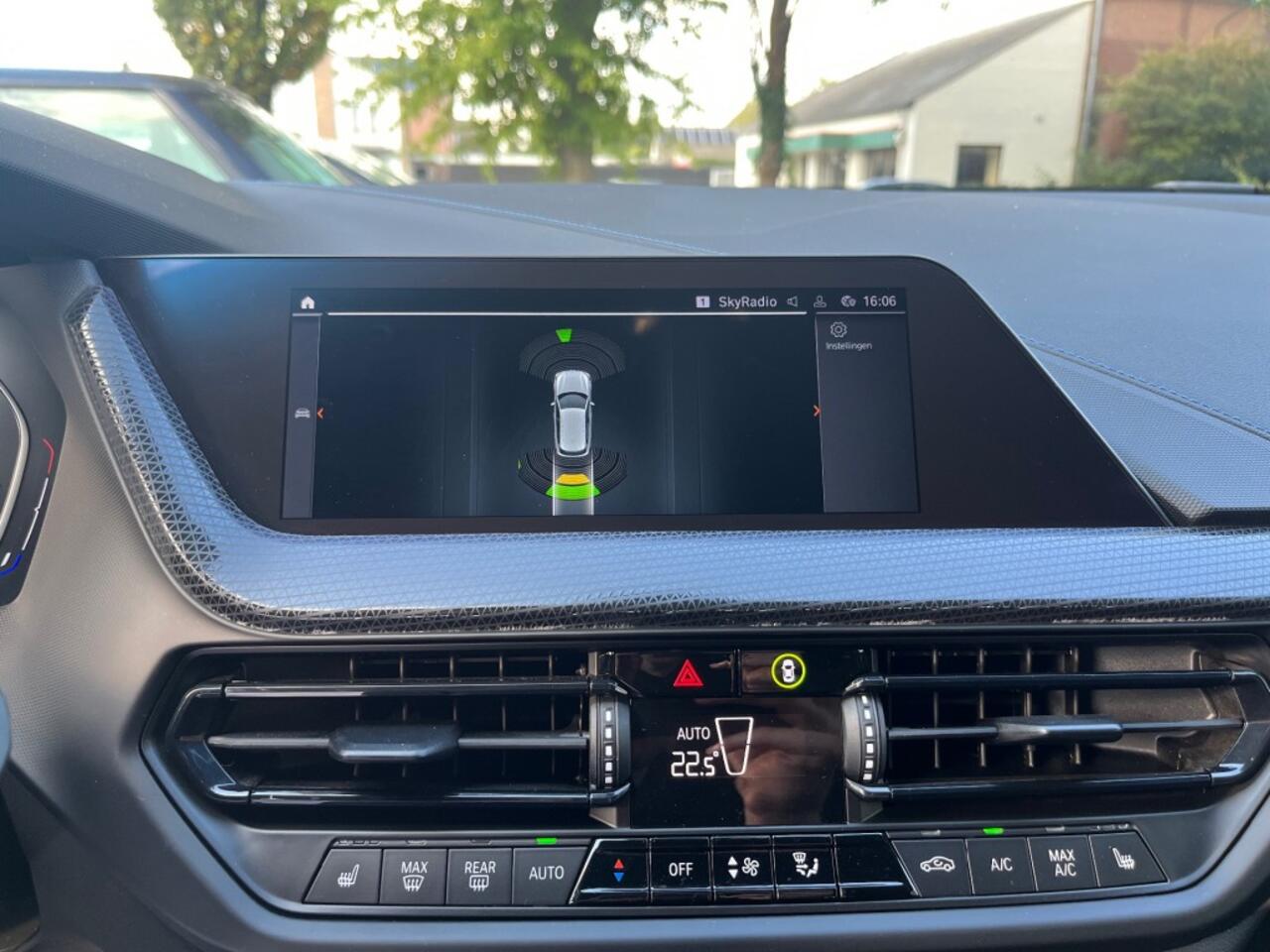 BMW 1-SERIE 120I HIGH EXECUTIVE AUTOMAAT M-PAKKET / NAVI / DAB / 17'' LMV