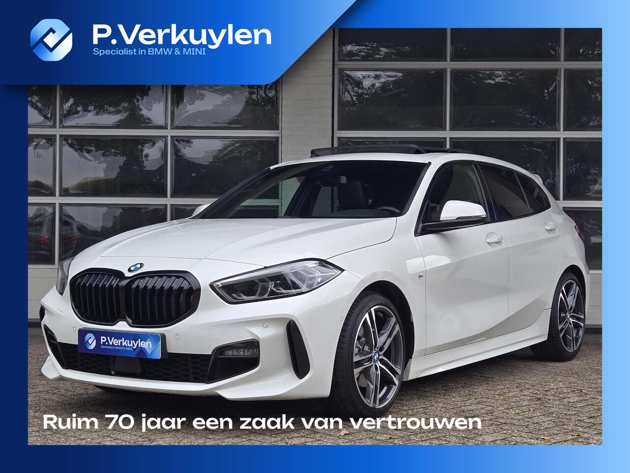 BMW 1-SERIE 118i High M SPORT | PANORAMA | CAMERA | LEDER | SPORTSTOELEN | 18 INCH LM VELGEN | TREKHAAK |