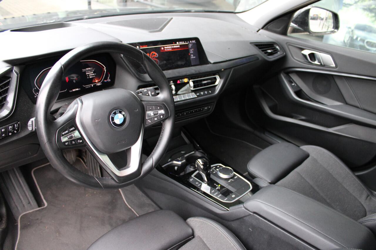 BMW 1-SERIE 118i Sport Line Automaat / Sportstoelen / Head-Up / Stoelverwarming / LED / Live Cockpit Professional