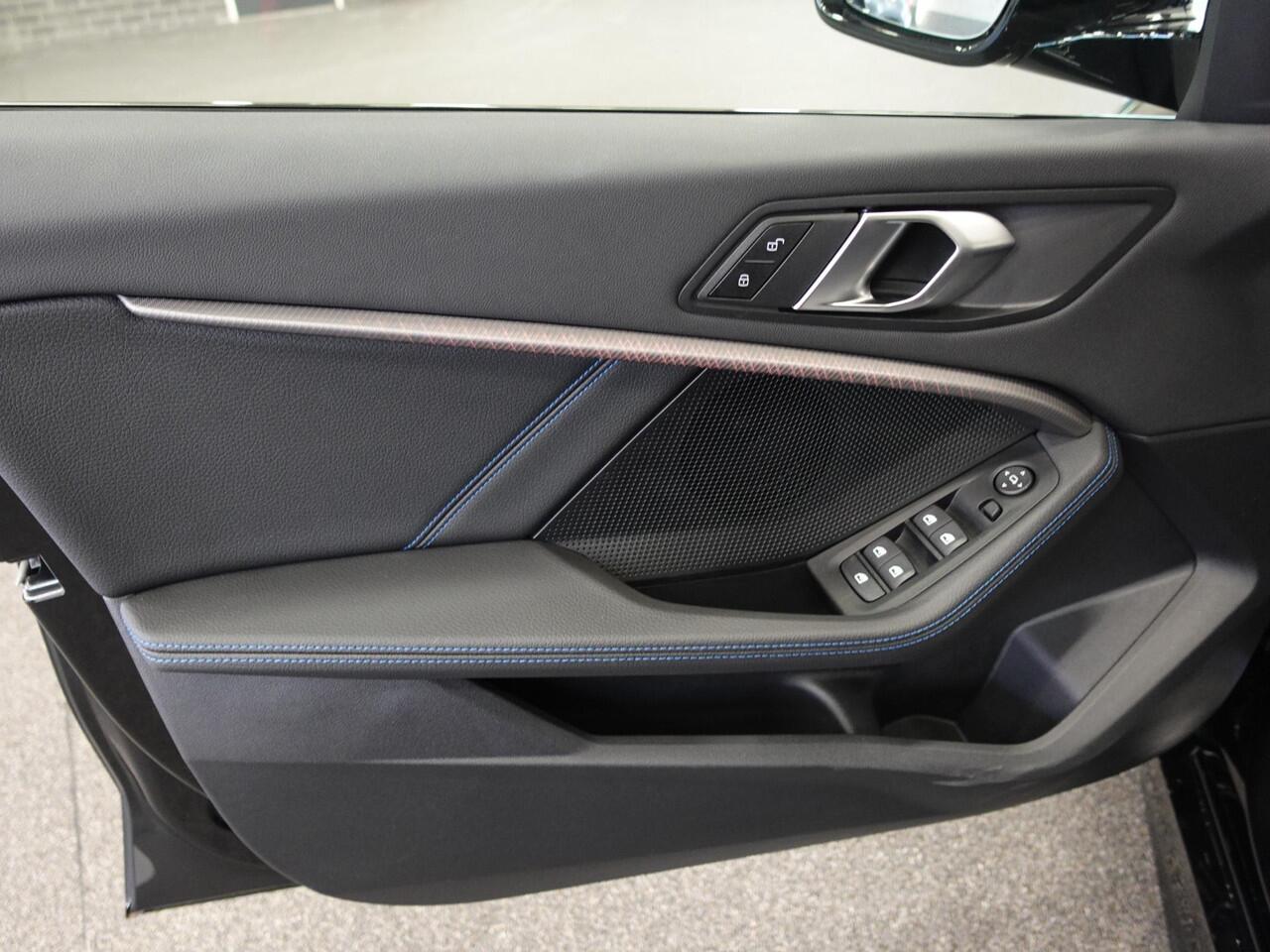 BMW 1-SERIE 118i M-Sport Automaat | DEMO ! | Digitale Cockpit | Climate control | Stoel verwarming | LED | Sfeer verlichting | Lichtmetalen velgen | Navigatie | Apple carplay/ Android auto | Parkeersensoren