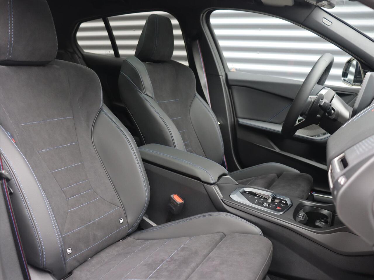 BMW 1-SERIE 5-deurs 120 | M Sportpakket Pro | Panodak | Harman Kardon | Getint Glas | Comfort Access | Driving Assistant Plus | Elektr. Achterklep | 19'' LMV