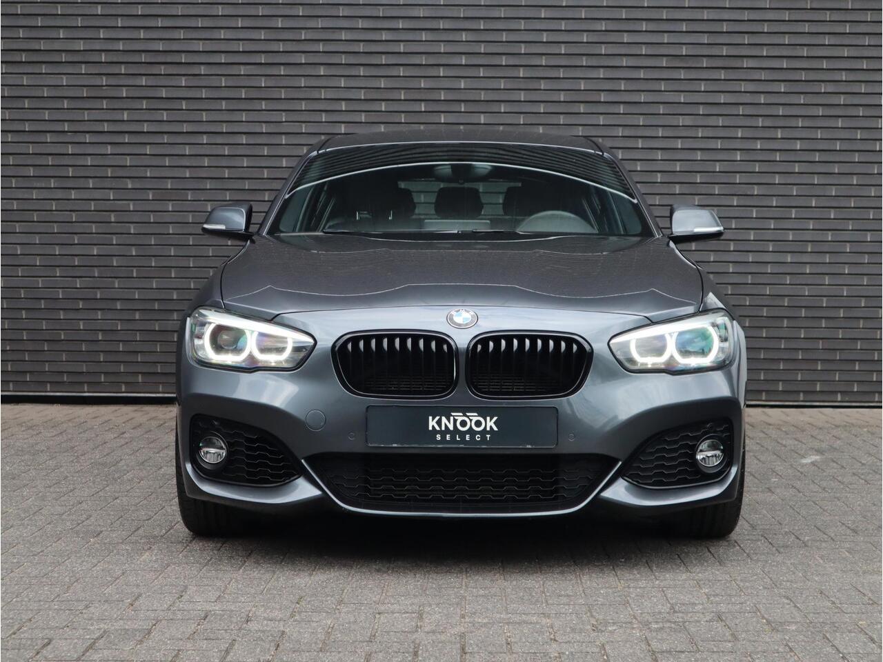 BMW 1-SERIE 118i High Executive M Sport Pakket Automaat 5 deurs / Navigatie Professional / Leder / 18 Inch / Shadow Line / Stoelverwarming / LED / Parkeersensoren voor+achter / Cruise Control / DAB / Lichtpakket