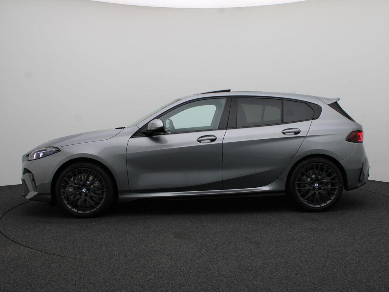 BMW 1-SERIE 120 M Sportpakket Pro | Premium Pack | Comfort Access | Panoramadak | Driving Assistant | Harman Kardon | 19''