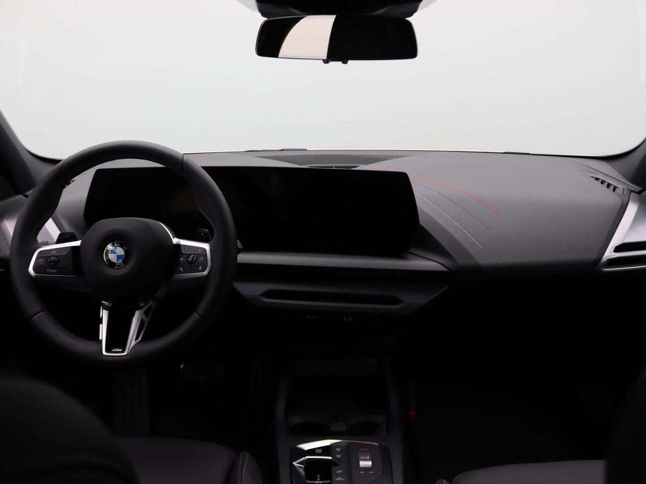 BMW 1-SERIE 120 M Sportpakket Pro | Premium Pack | Stuurwielrand Verwarmd | Panoramadak | Driving Assistant | Parking Assistant | 19''