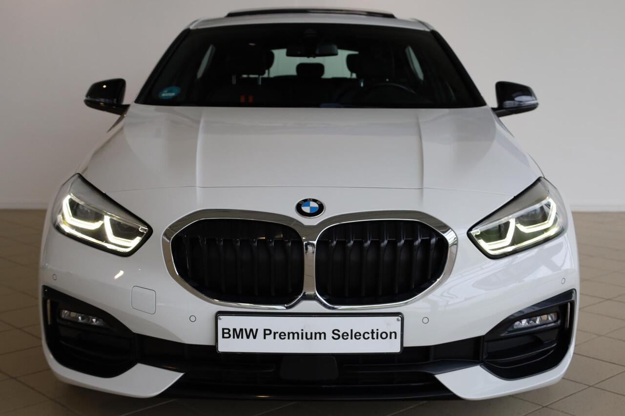 BMW 1-SERIE 118i Executive Edition | Sportstoelen | Driving Assistant | Voorstoelen Verwarmd | Elektrisch Glazen Panorama-dak