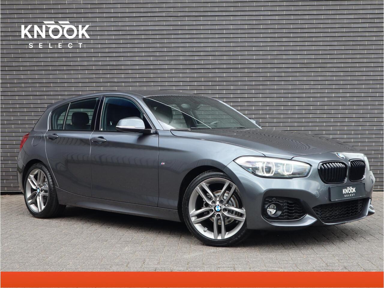 BMW 1-SERIE 118i High Executive M Sport Pakket Automaat 5 deurs / Navigatie Professional / Leder / 18 Inch / Shadow Line / Stoelverwarming / LED / Parkeersensoren voor+achter / Cruise Control / DAB / Lichtpakket