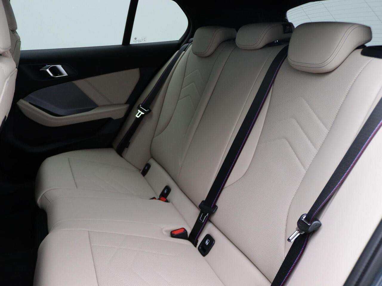 BMW 1-SERIE 120 M Sportpakket Pro | Premium Pack | Comfort Access | Achteruitrijcamera | Driving Assistant | Parking Assistant | Harman Kardon | 19''