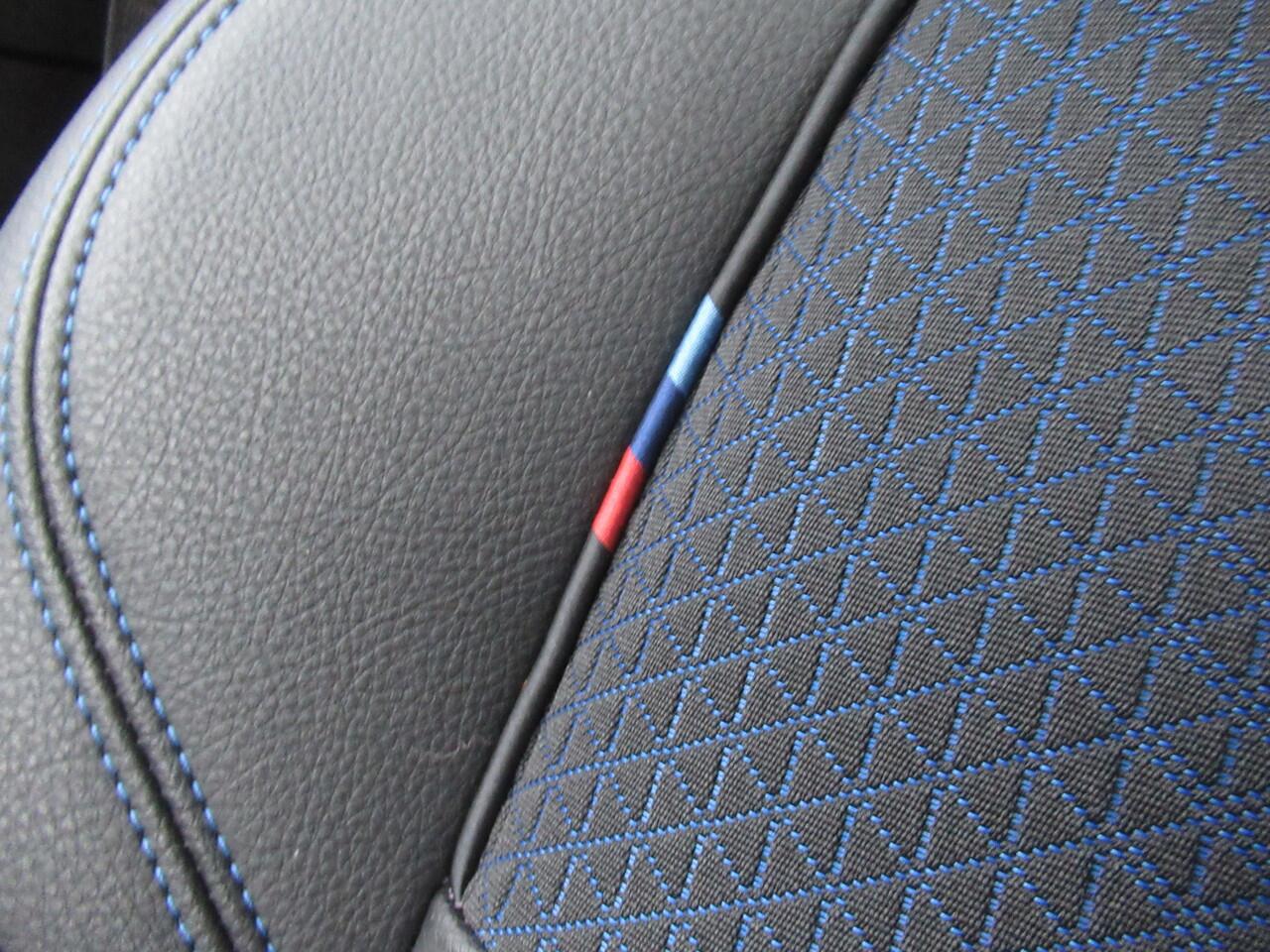 BMW 1-SERIE M135i xDrive Executive Edition 306 PK, Full LED / Carplay / PDC / Stoelverwarming / 19' M dubbelspaak velgen