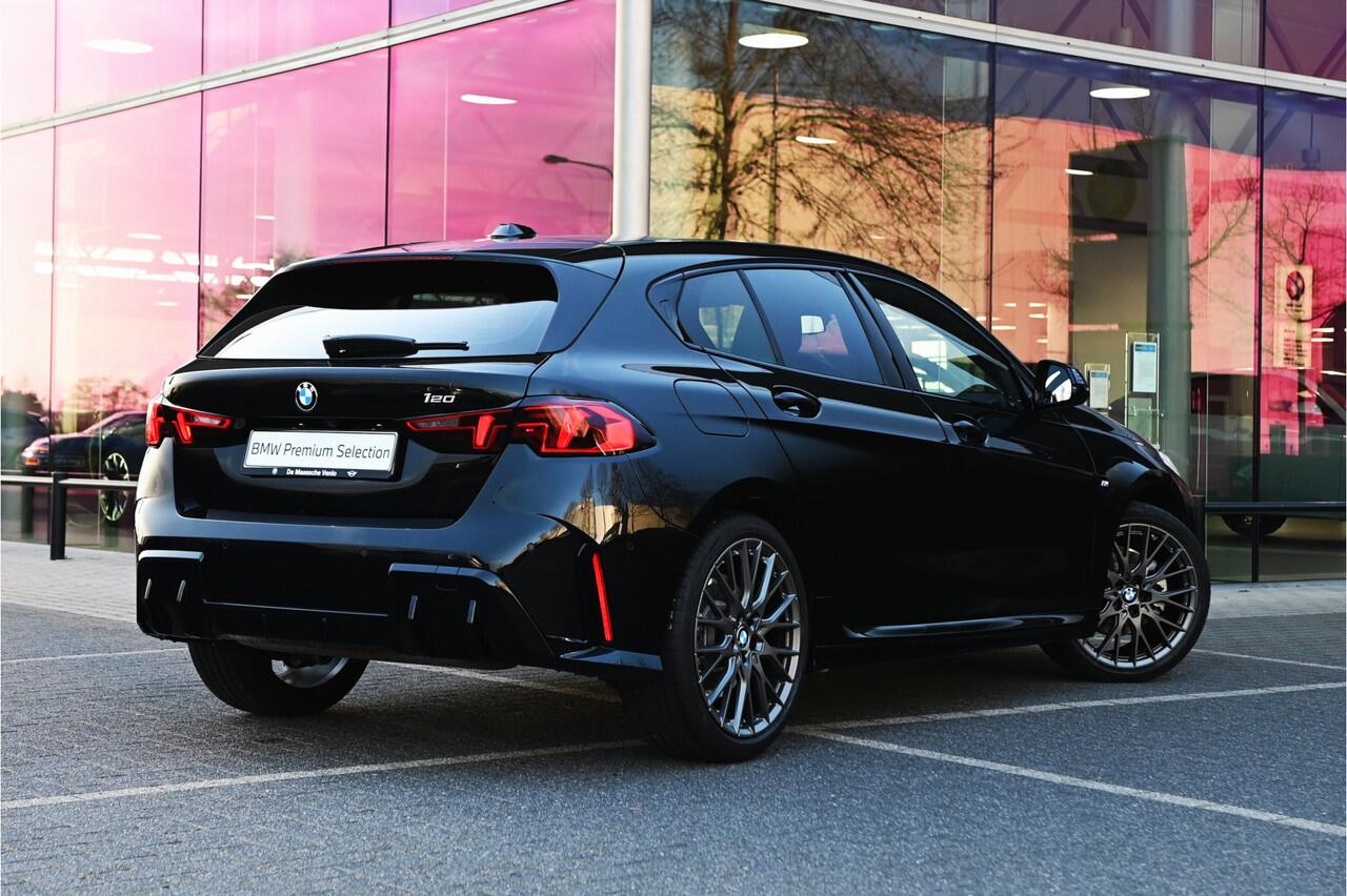 BMW 1-SERIE 120 M Sport Automaat / Sportstoelen / Achteruitrijcamera / M Adaptief onderstel / Stoelverwarming / 19" LMV