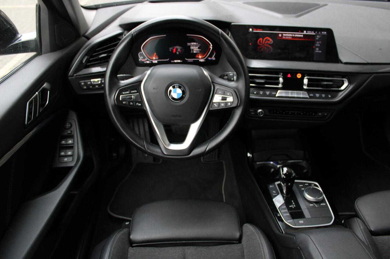 BMW 1-SERIE 118i Sport Line Automaat / Sportstoelen / Head-Up / Stoelverwarming / LED / Live Cockpit Professional
